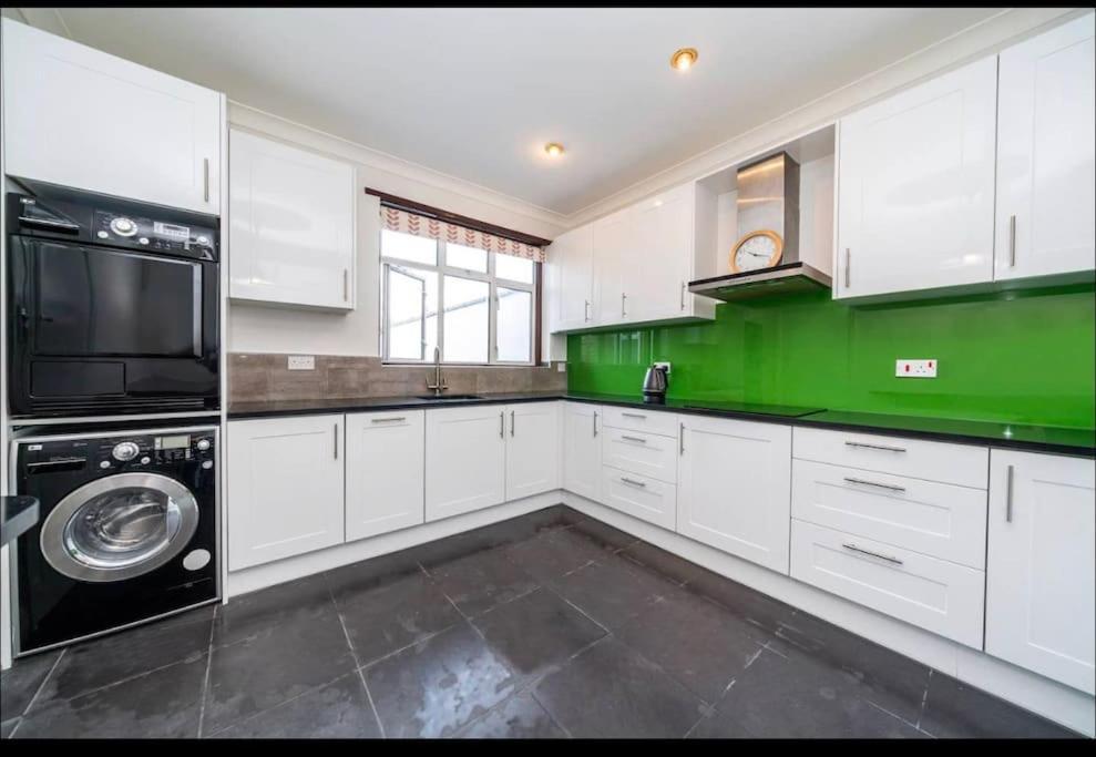 Immaculate Spacious 3 Bedrooms Flat Wembley Park Londres