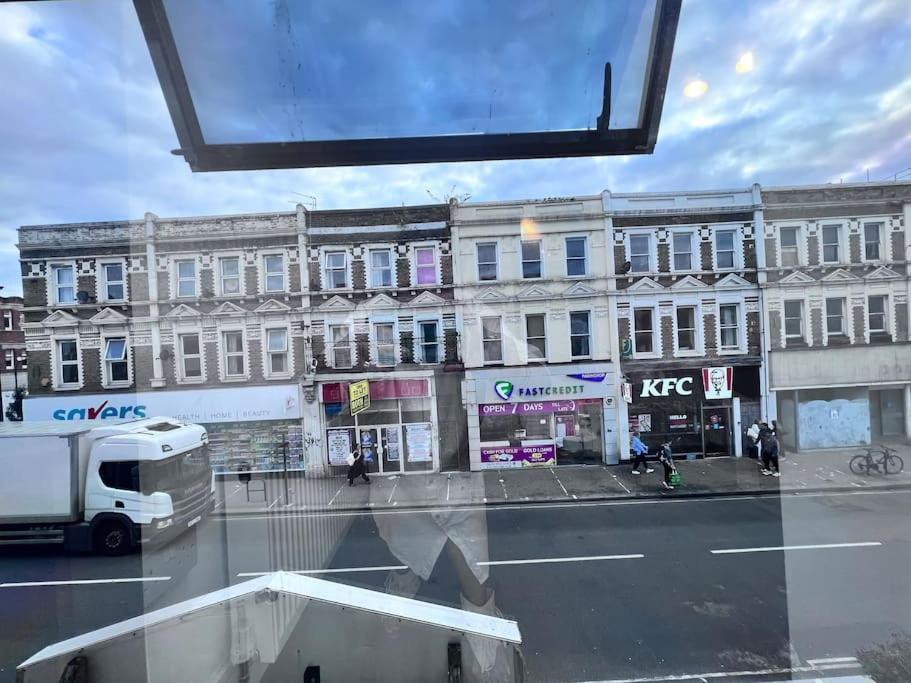 Apartamento Flat 1, 419 Fulham, 2 Bedroom, 1 Bathroom Flat Londres