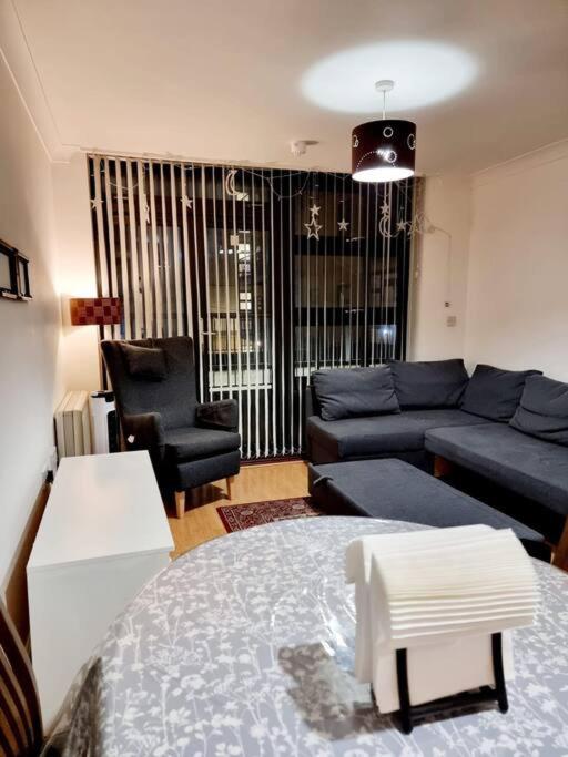 Entire In East E3 Near Bromley By Bow Station * London