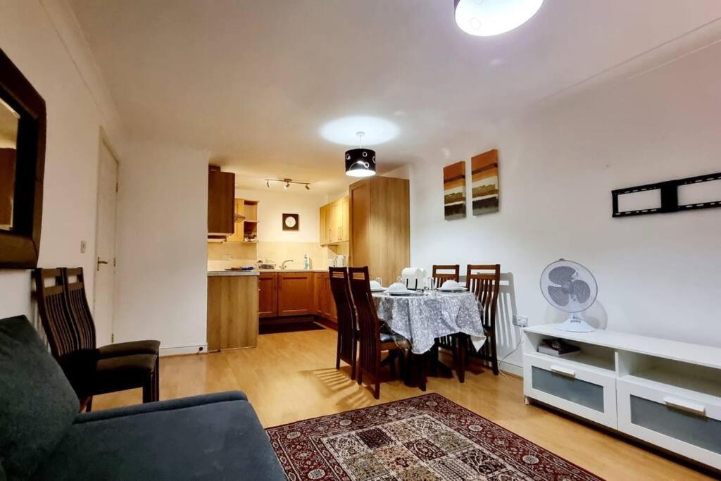Entire In East E3 Near Bromley By Bow Station *