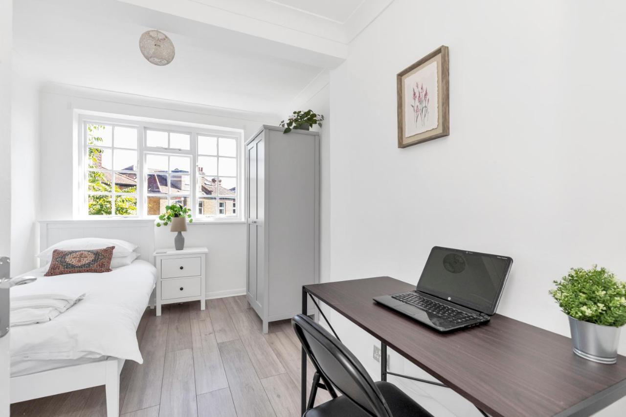 Apartment Modern Two Bedroom With Free Parking! London