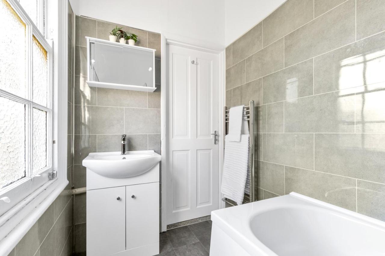 Modern Two Bedroom With Free Parking! Apartment London