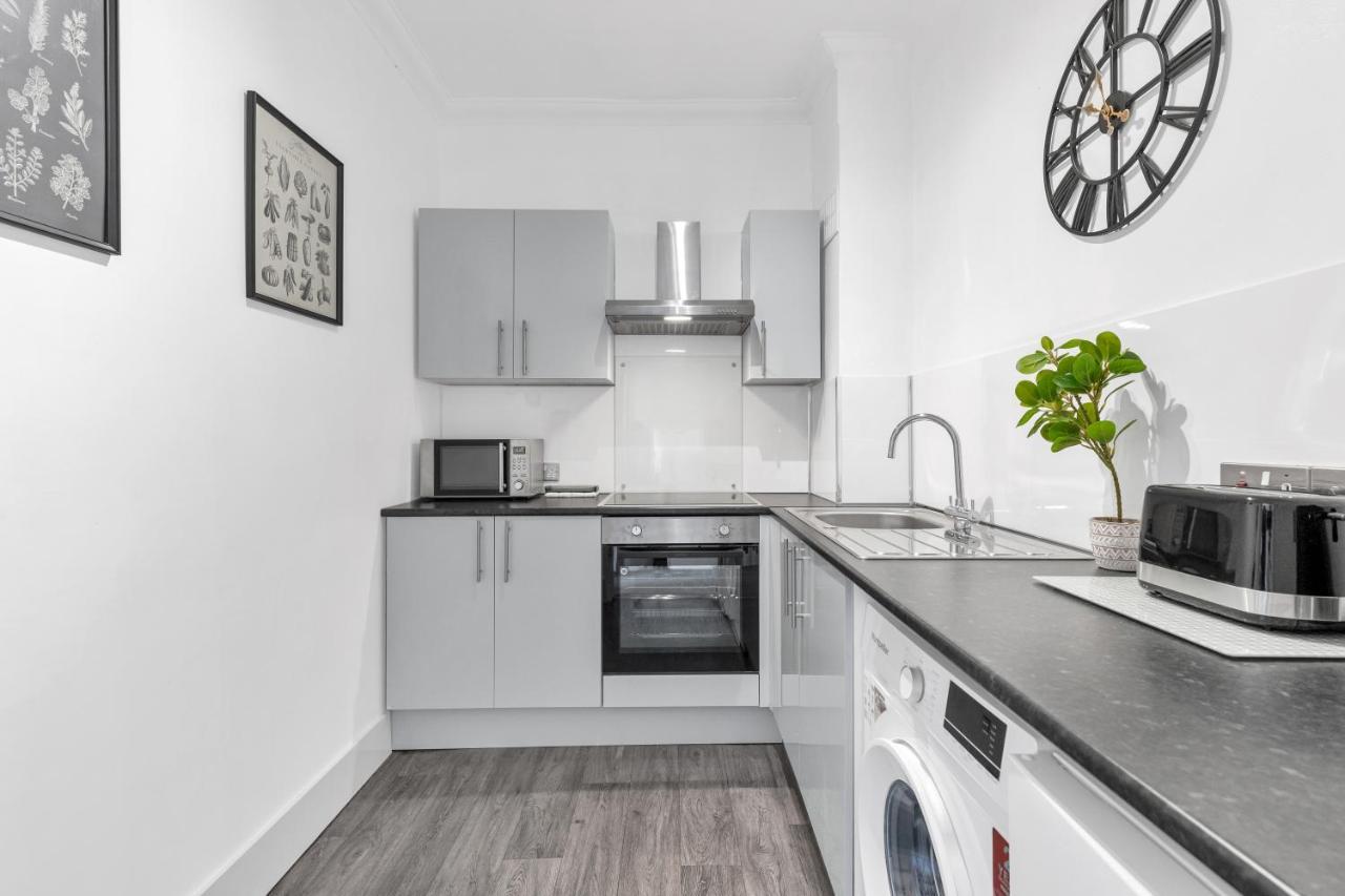Modern Two Bedroom With Free Parking! London