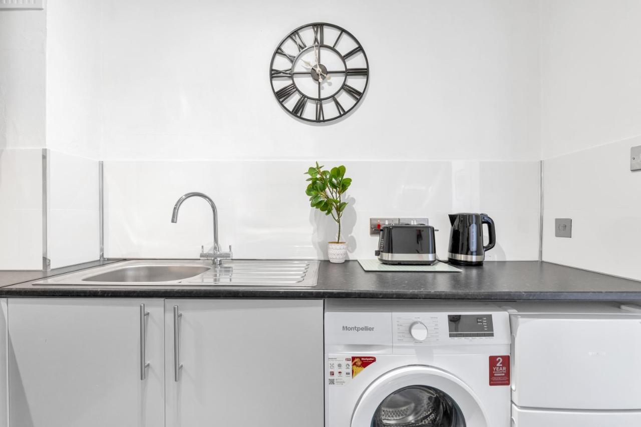 Modern Two Bedroom With Free Parking! Apartment *