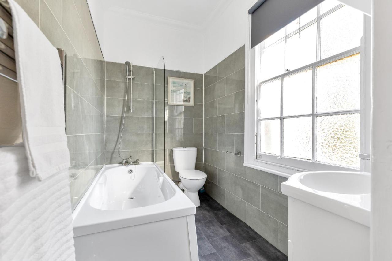 Modern Two Bedroom With Free Parking! London
