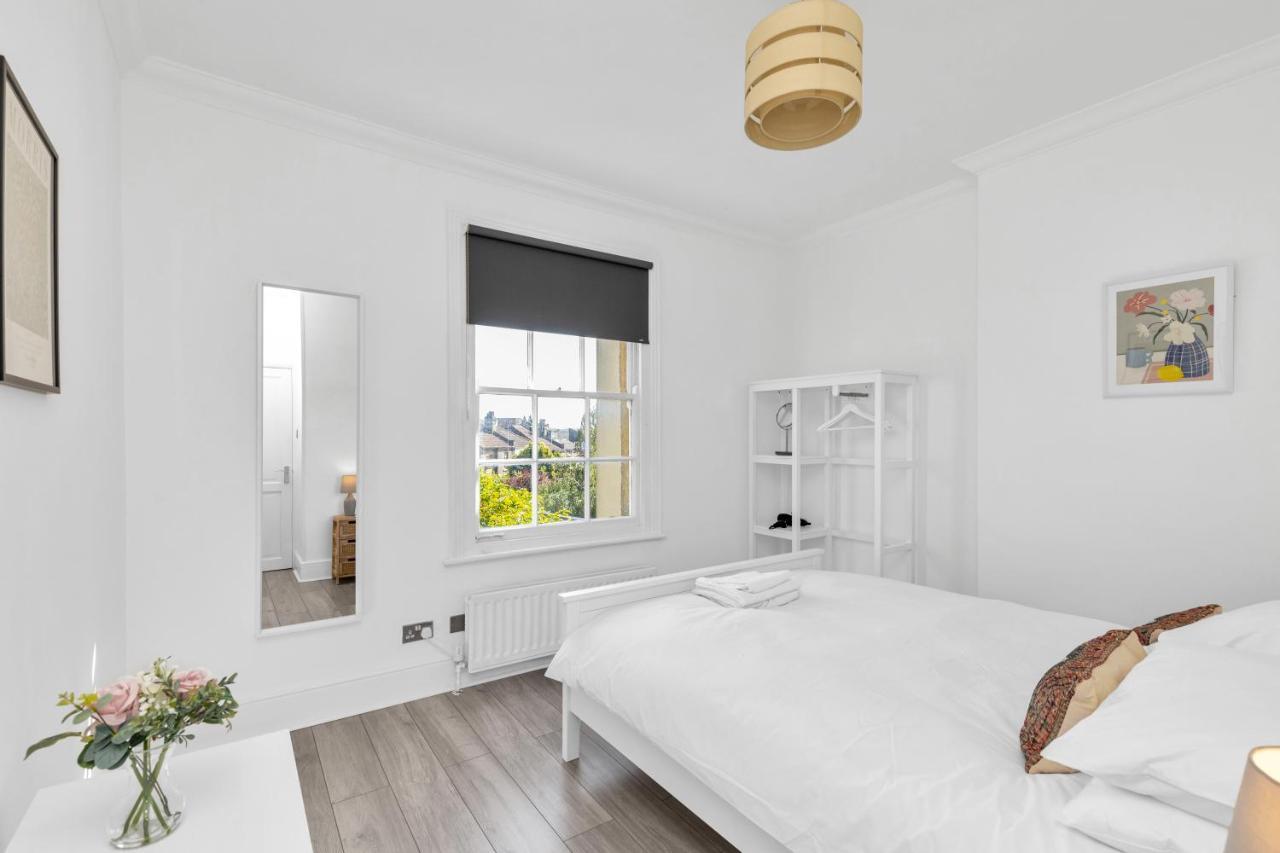Modern Two Bedroom With Free Parking! Apartment London