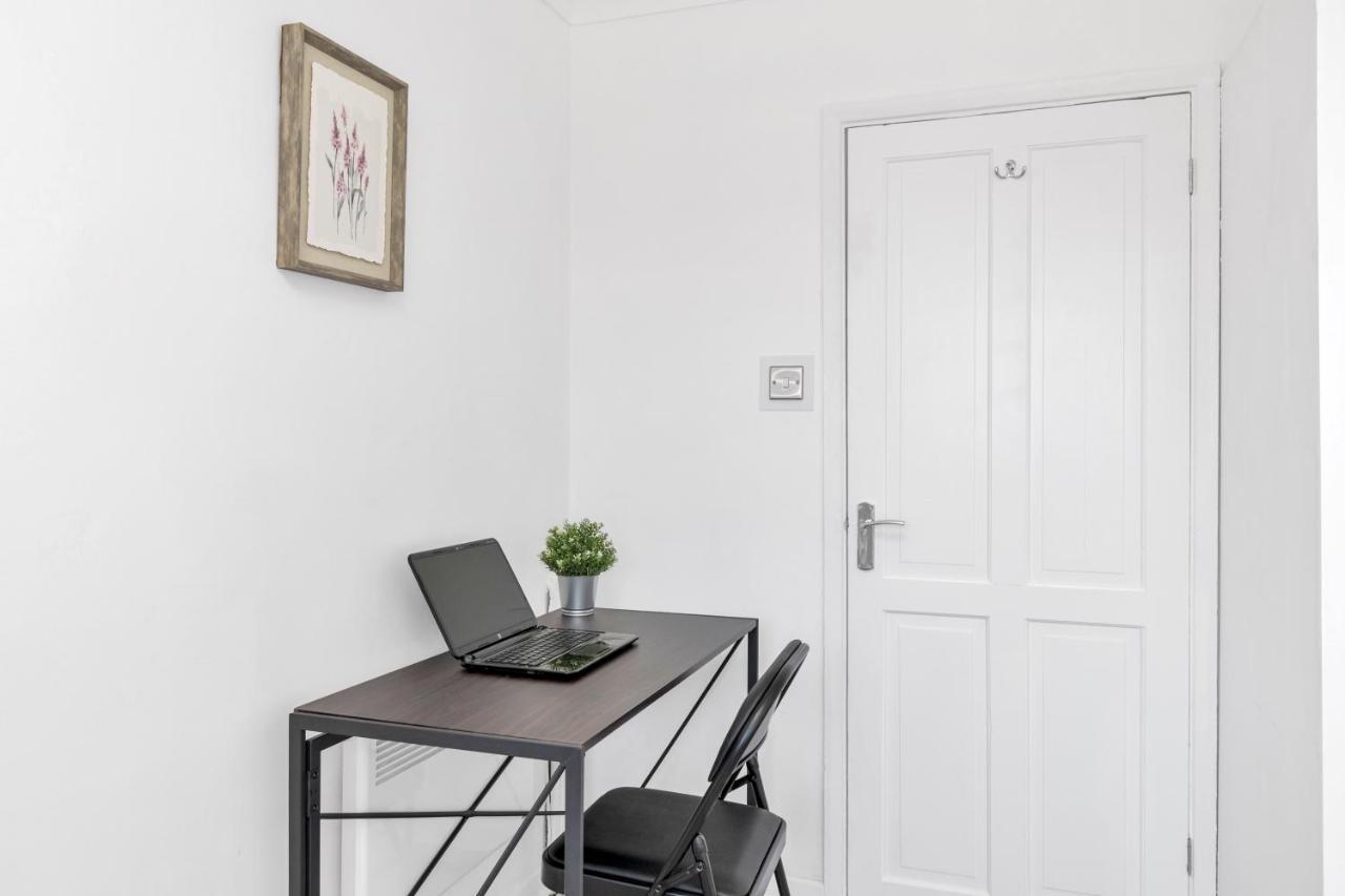 Apartment Modern Two Bedroom With Free Parking! London