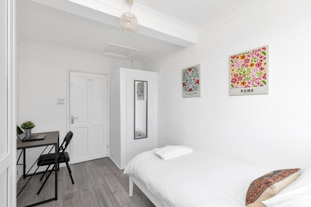 Modern Two Bedroom With Free Parking! Apartment