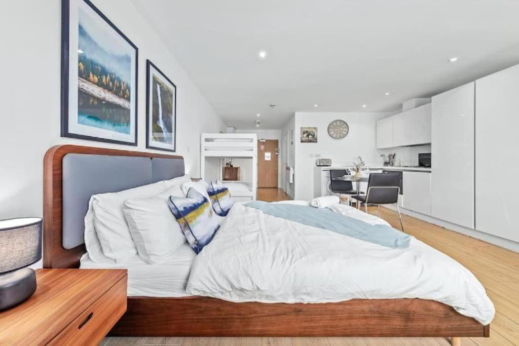 1 Bedroom Flat Piccadilly Sleep 7 In Vr10 Apartment
