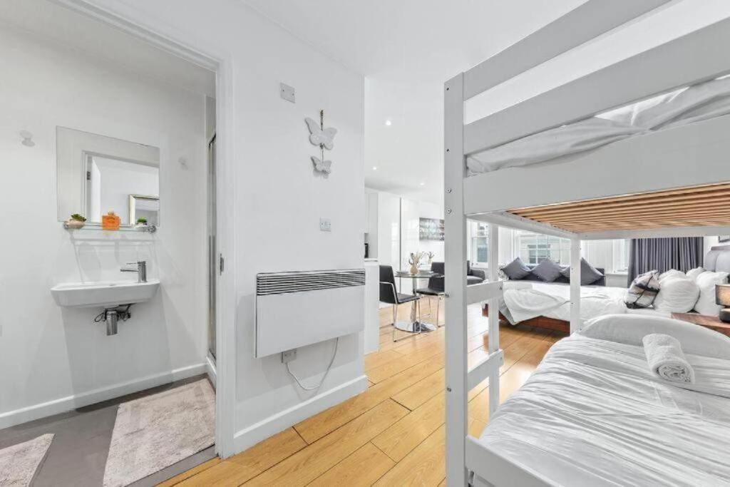 1 Bedroom Flat Piccadilly Sleep 7 In Vr10 Apartment London
