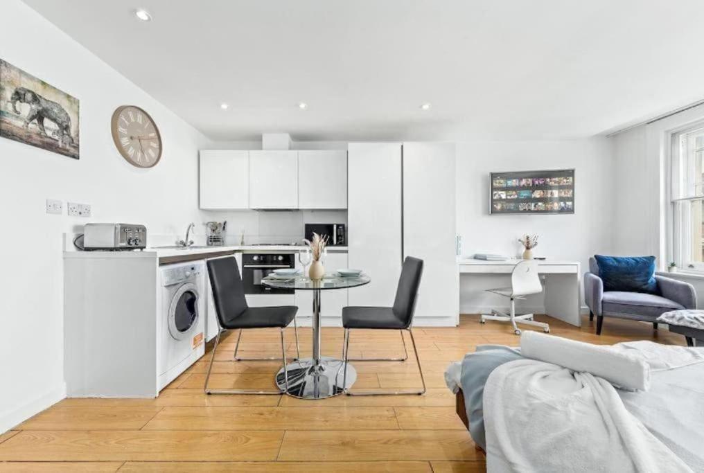 1 Bedroom Flat Piccadilly Sleep 7 In Vr10 Apartment