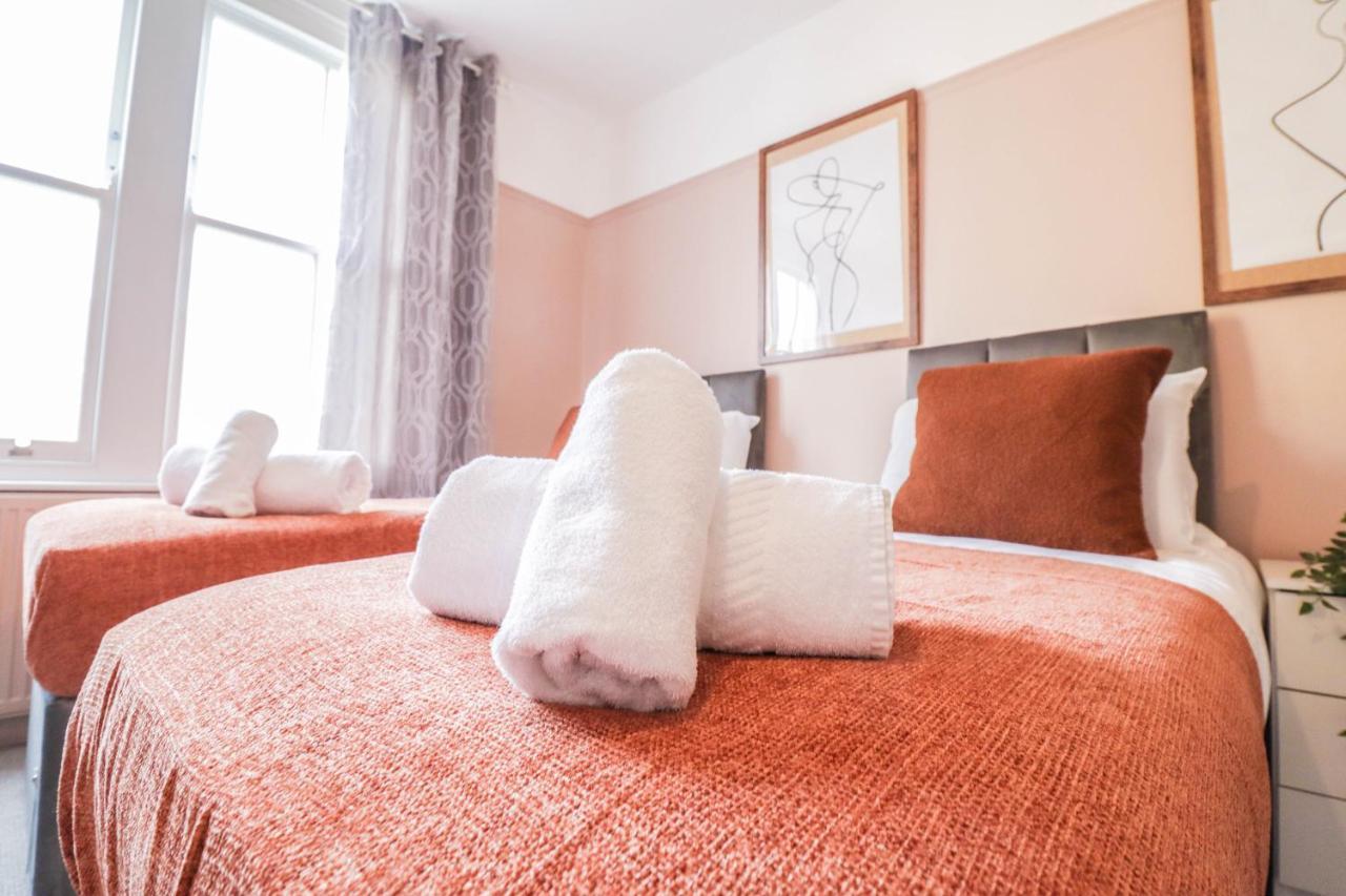 Stunning 5 Bed House In Clapham - Free Wifi! *