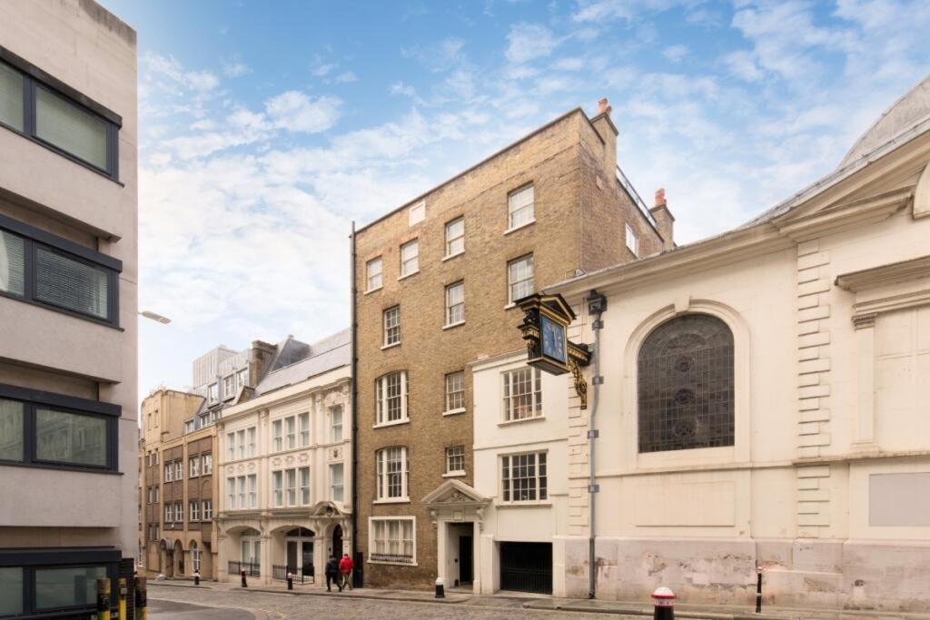 1 Bed With Roof Terrace Apartment *
