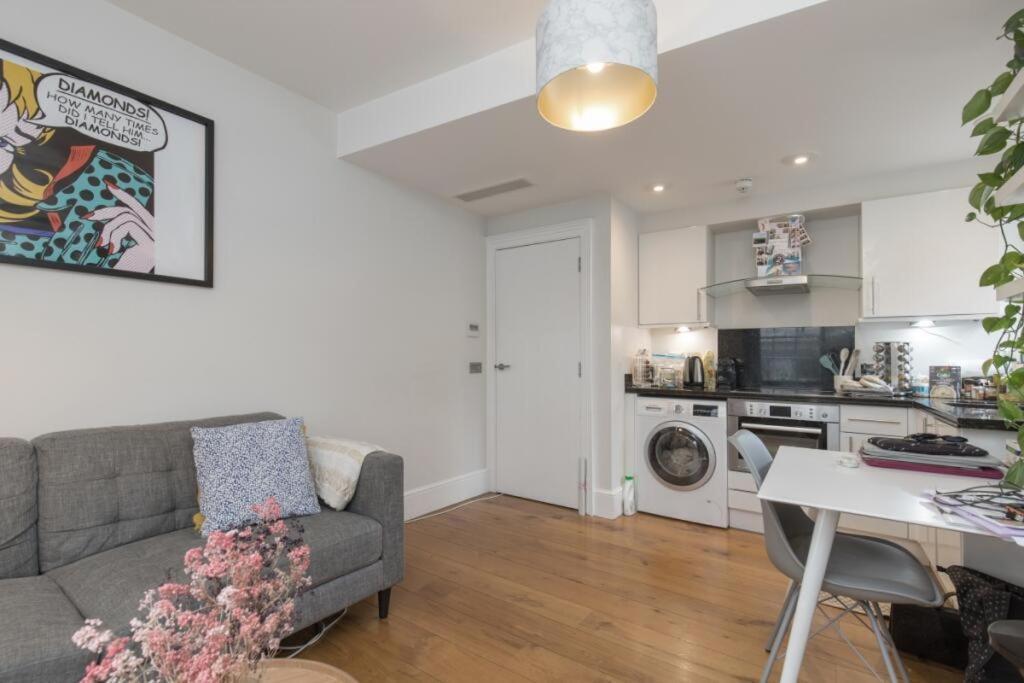 1 Bed With Roof Terrace Apartment *