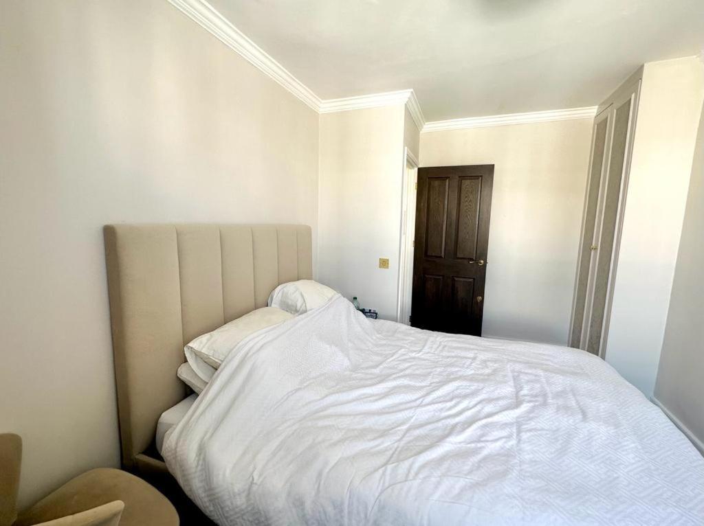 Stunning 2 Bed In Kensington Apartment *