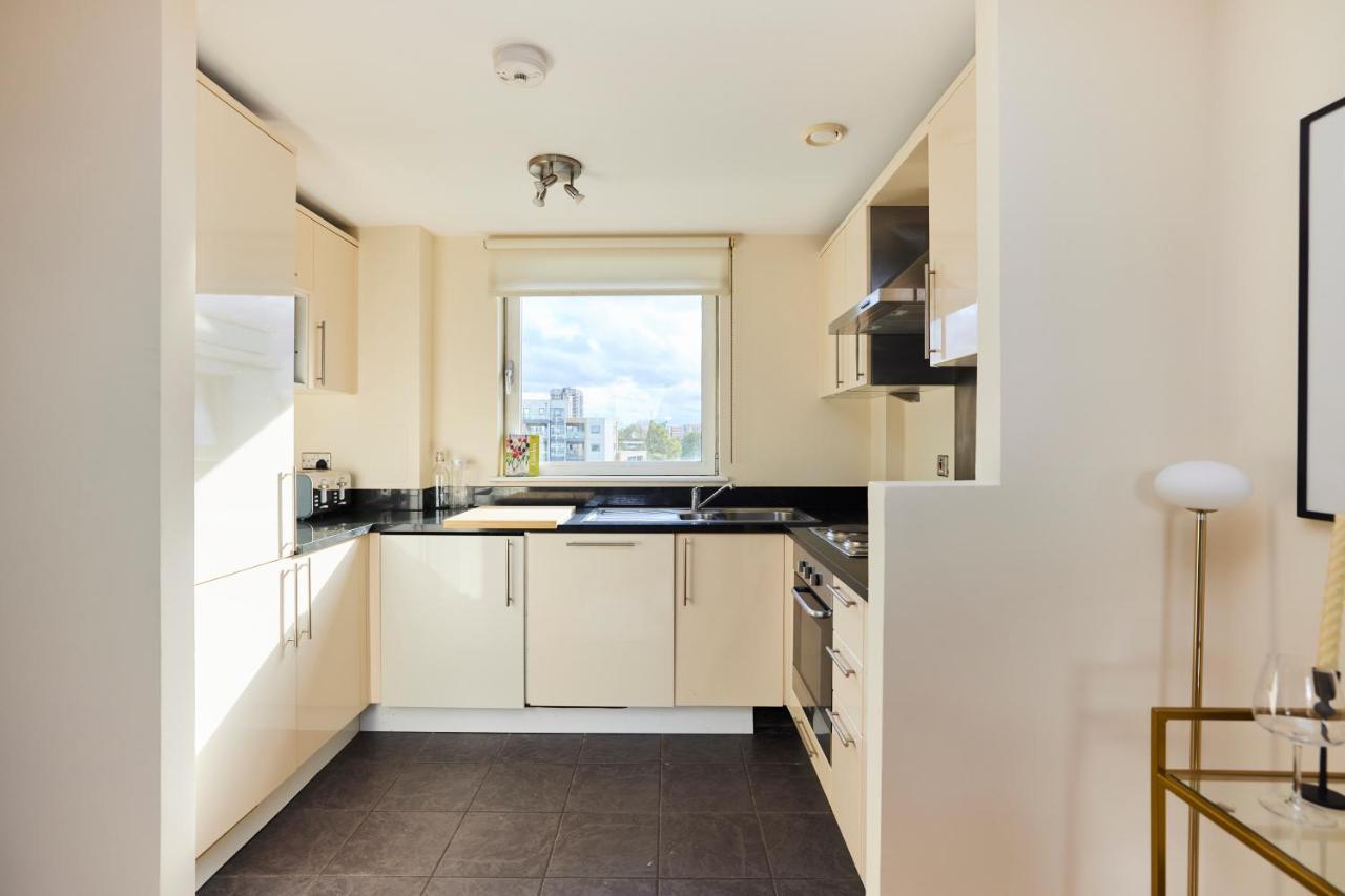 The Weavers Field Place - Classy 3bdr Flat With Terrace Apartment *