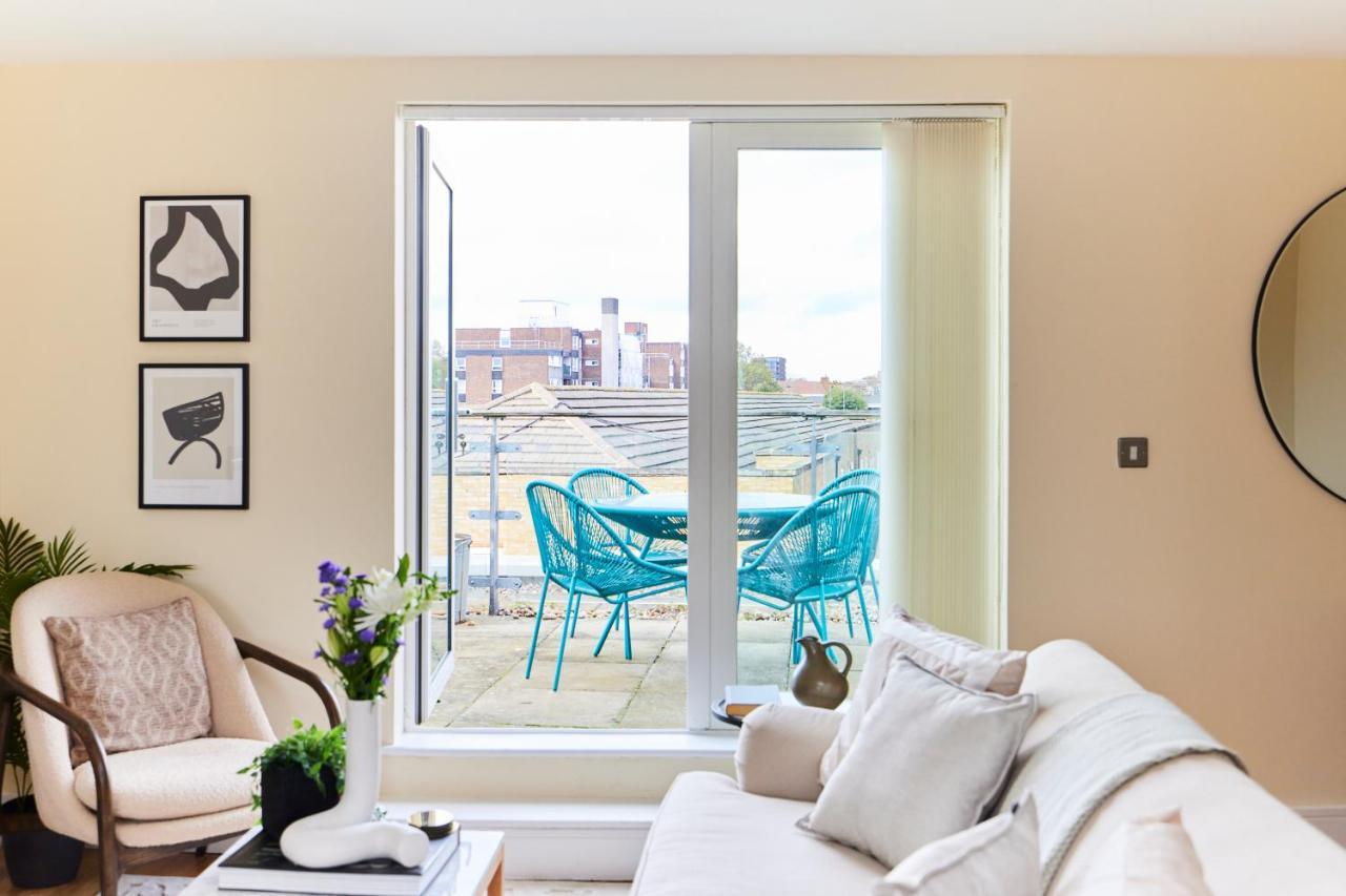 The Weavers Field Place - Classy 3bdr Flat With Terrace Apartment