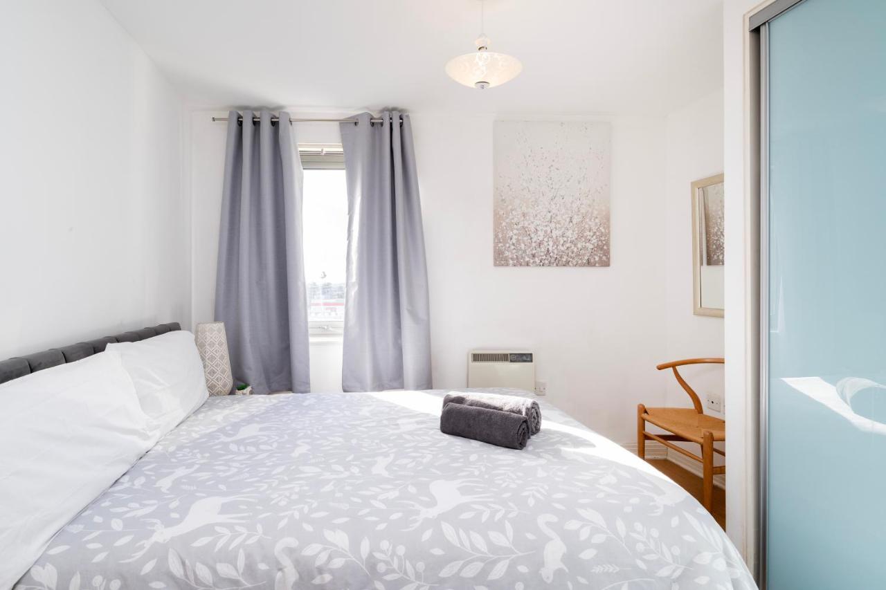 Cosy Flat Right Opp Tube Station Apartment