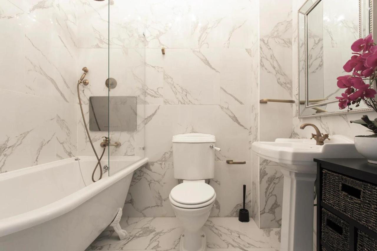 Stunning 4-bed In London-parking & Garden Apartment *