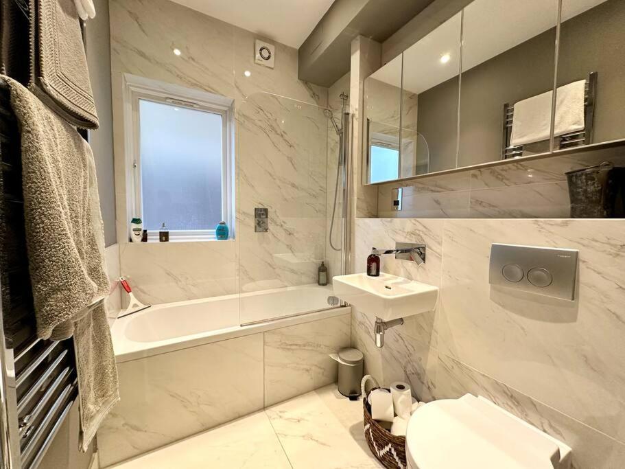 Apartment 2 Bed Garden - Piccadilly Line *