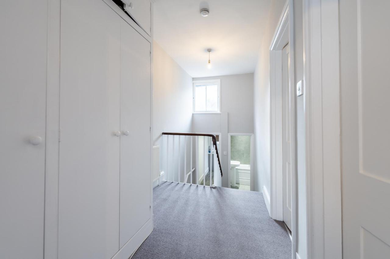 Bright, Spacious & Large Wimbledon Flat *