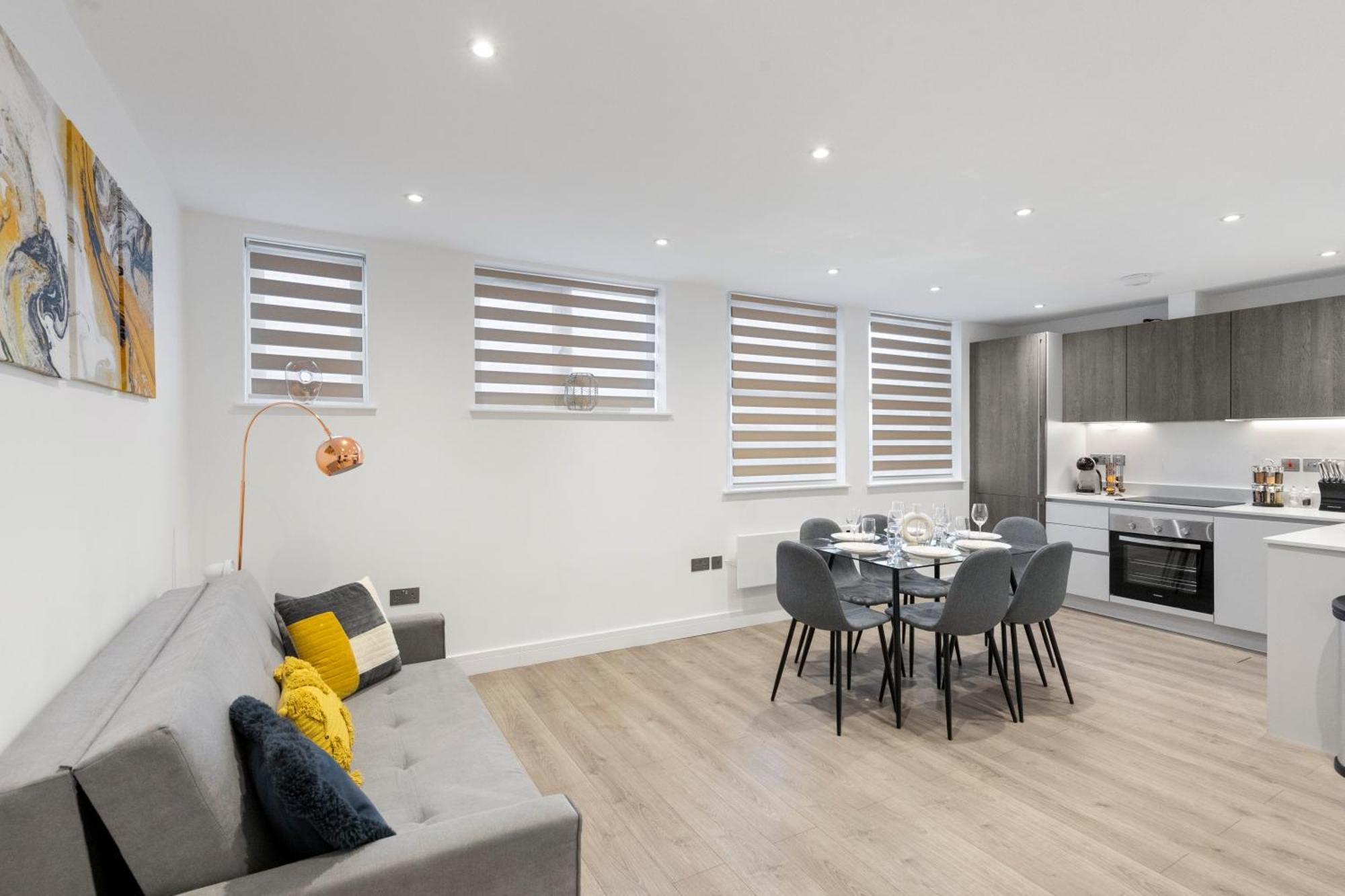 Luxurious 2 Bedroom - Apartment - Sleeps 6 *
