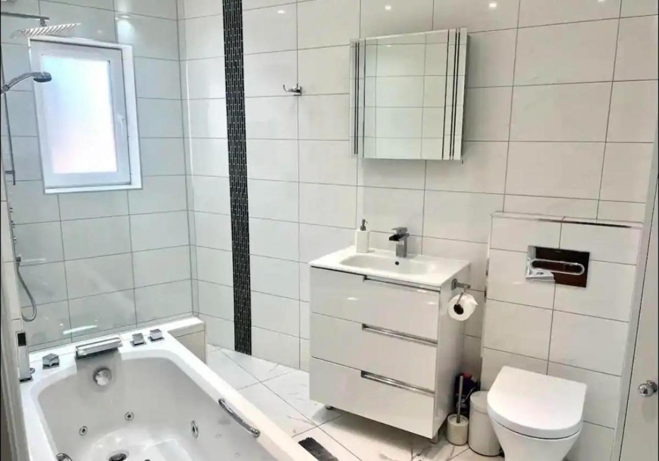 Apartment Stunning One Bedroom With Garden *