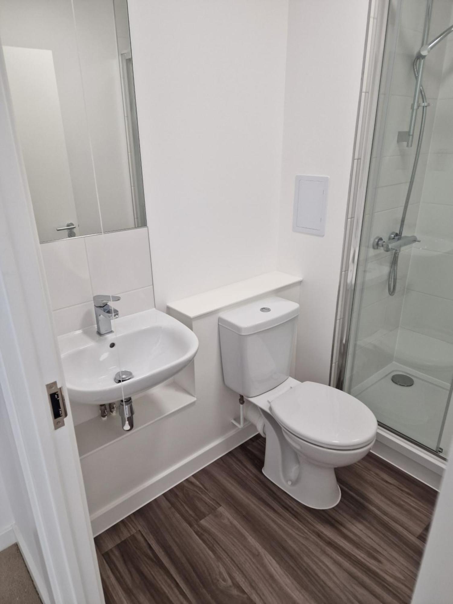 Brixton Village Flat- Private En-suite Double Bedroom * London