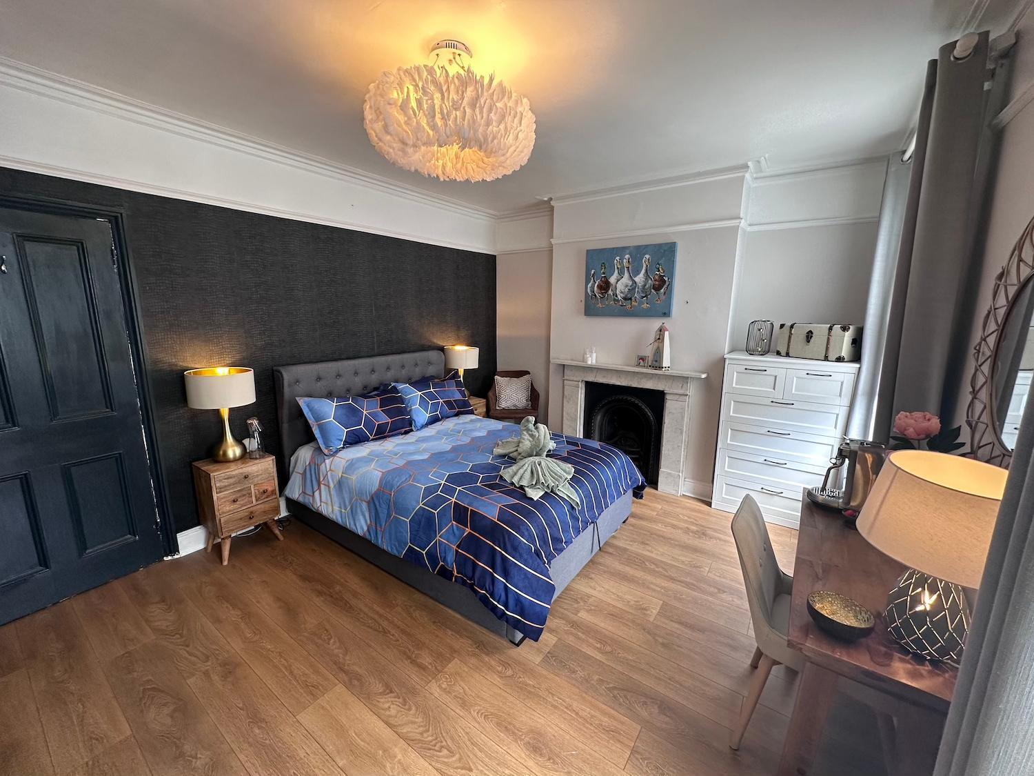 Large Bedroom In Beautiful House Homestay