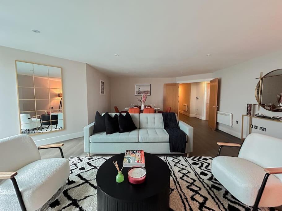 Apartment Stunning Riverside