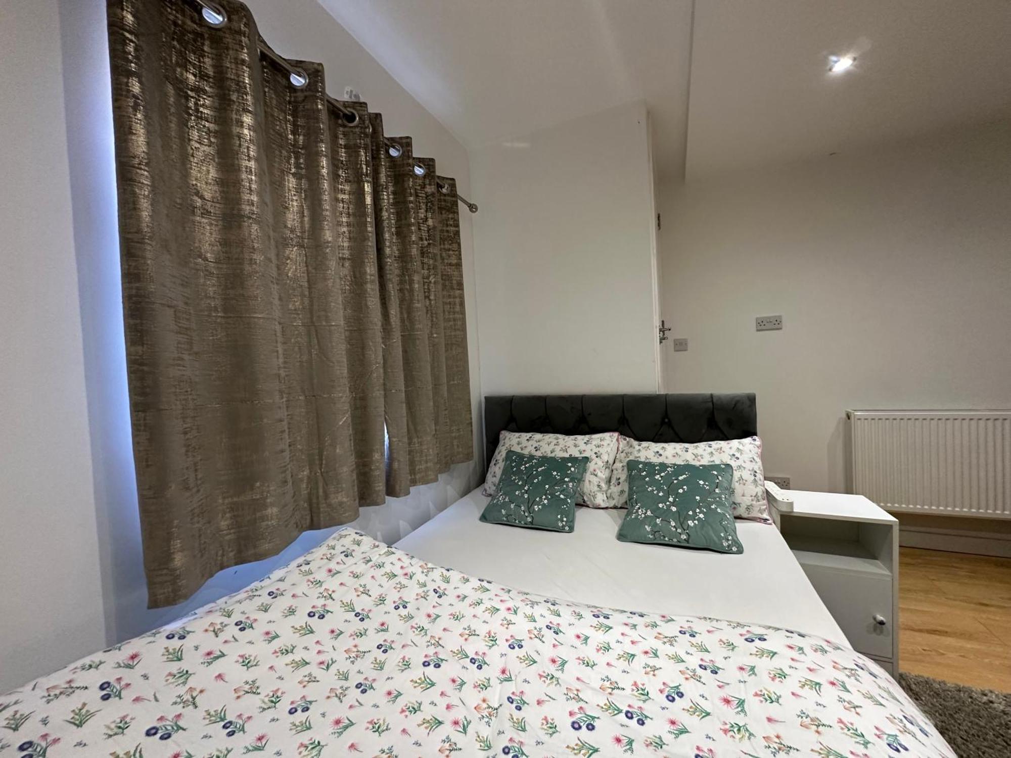 Gasthof Smart Cosy/small Double In Oakridge Road Bromley *