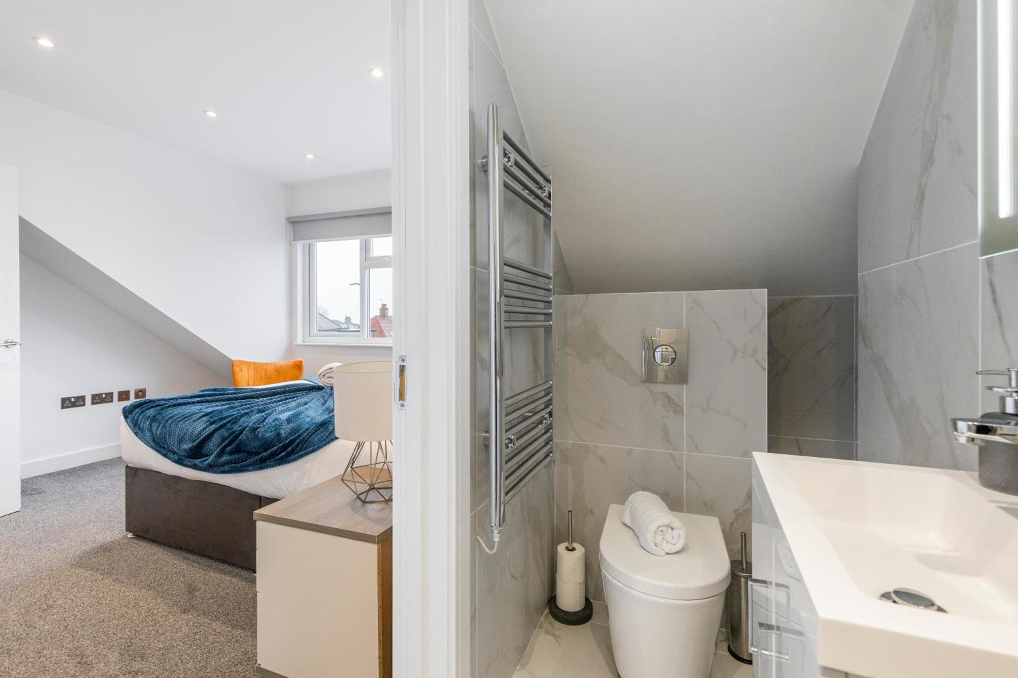 Luxurious 2 Bedroom - Apartment - Sleeps 6 *