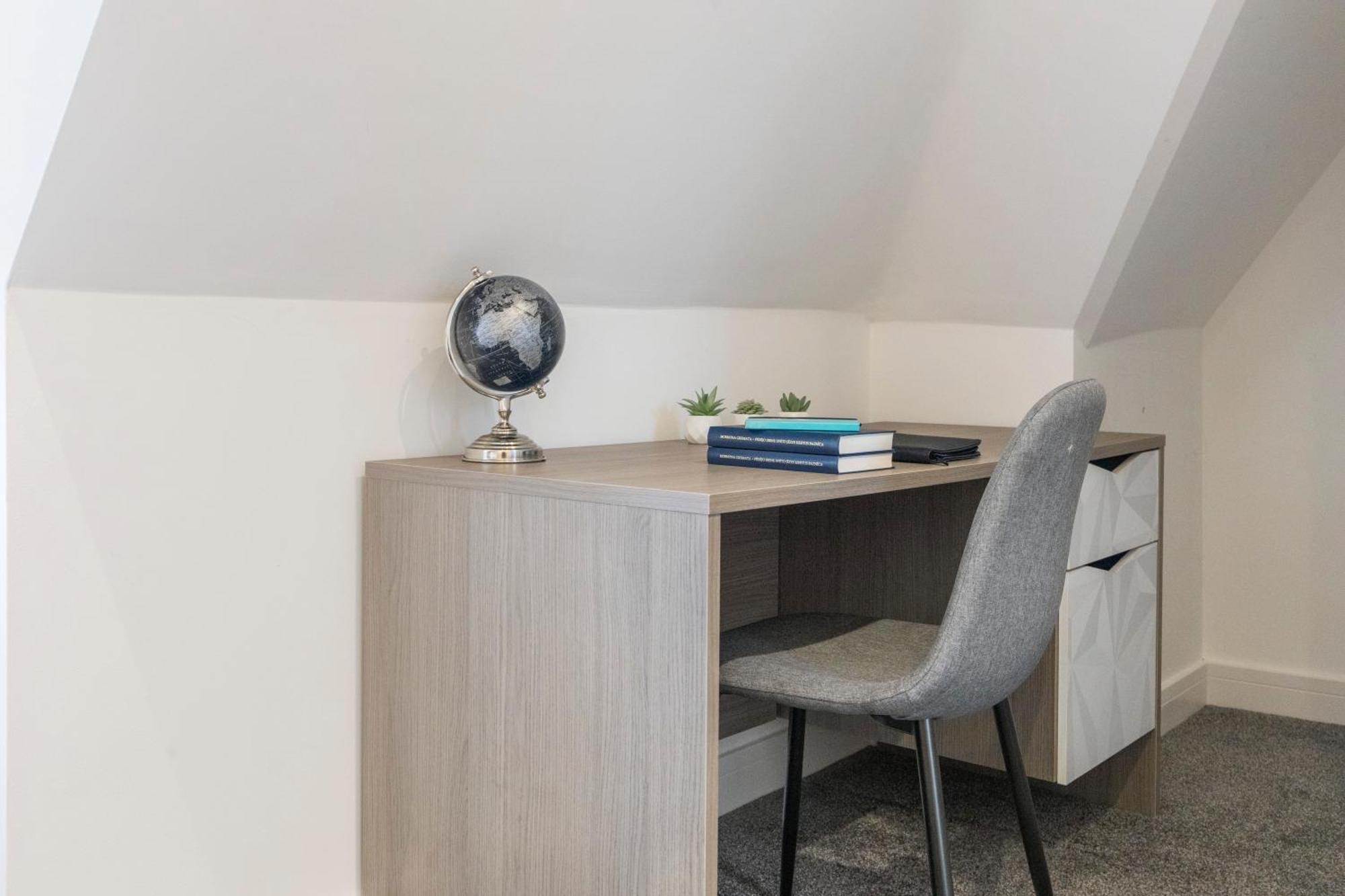 Luxurious 2 Bedroom - Apartment - Sleeps 6 *