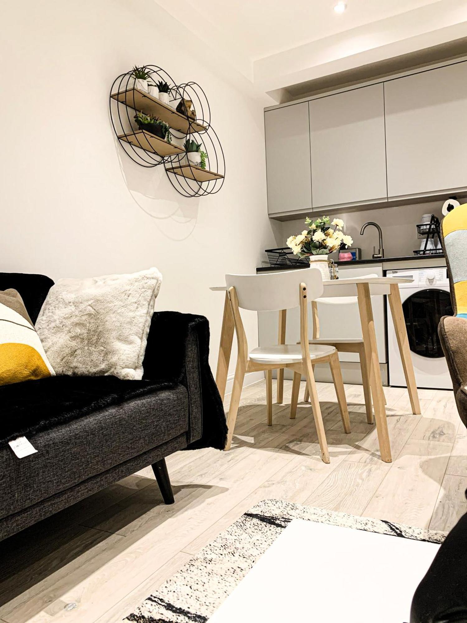 Luxury House With 2 Bedrooms Free Driveway Parking Close To Central Wembley Stadium And Shopping Malls Apartment *