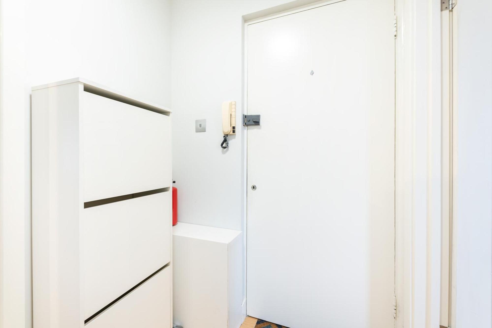 Special Offer! Bright & - Up To 4 Apartment *