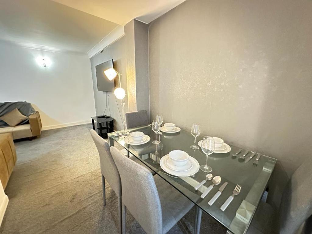Park Lane Two Bedroom * London