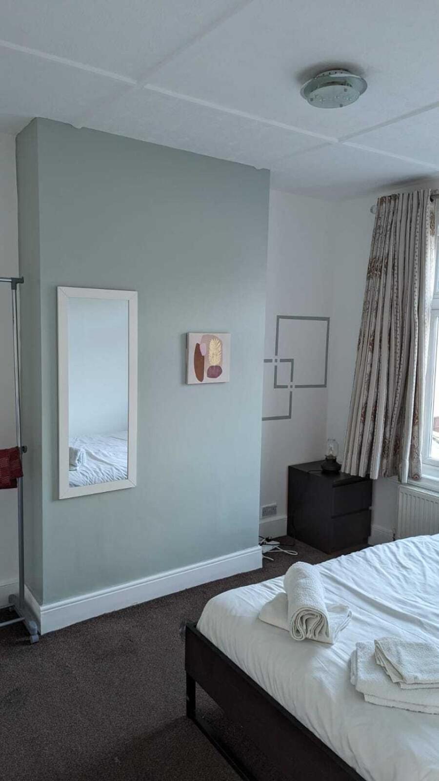 3 Bedroom House,4beds, 2 Baths Ilford ,12 Mins To Stratford