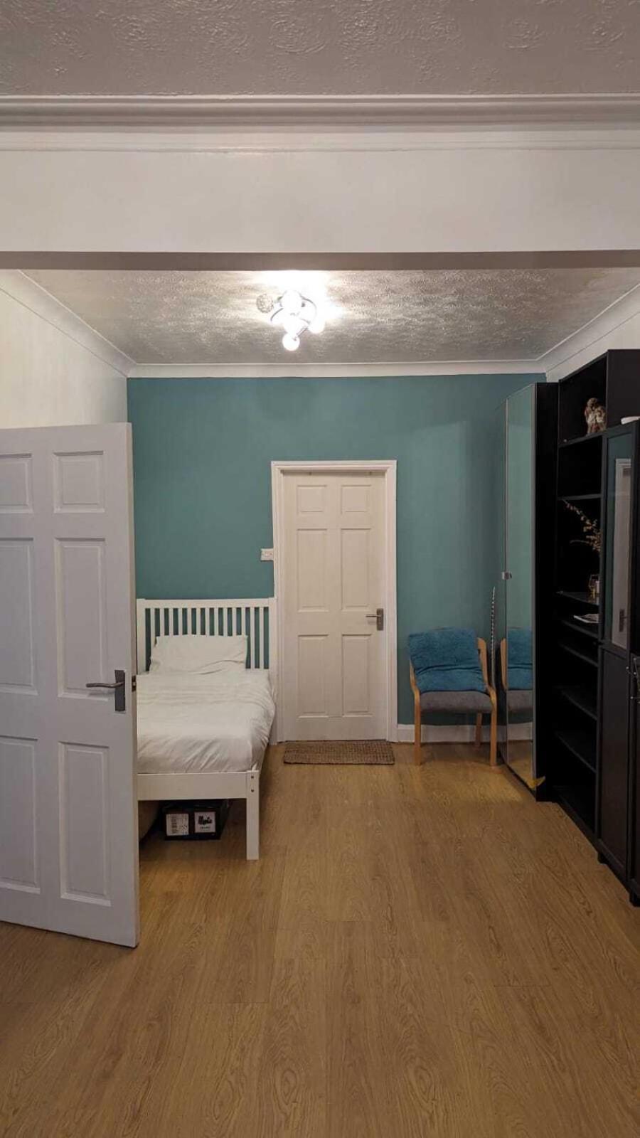 Casa de férias 3 Bedroom House,4beds, 2 Baths Ilford ,12 Mins To Stratford Londres