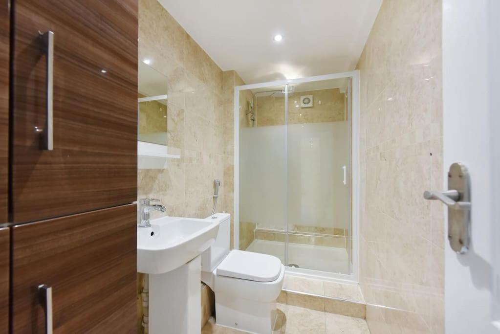 Three Bedrooom Flat In Heart Of Apartment