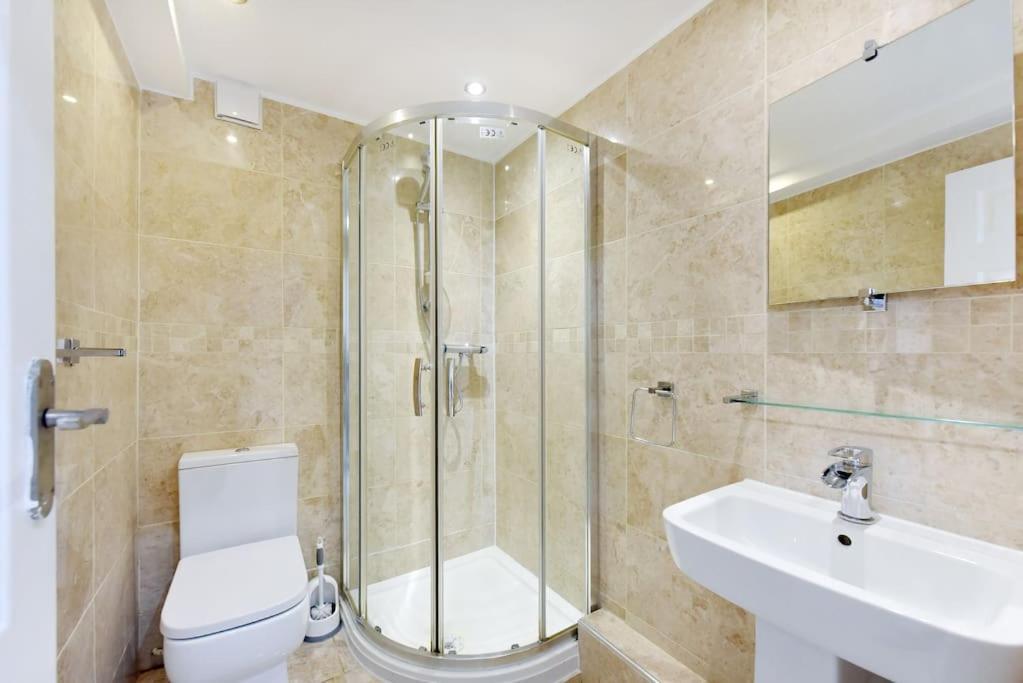 Three Bedrooom Flat In Heart Of *