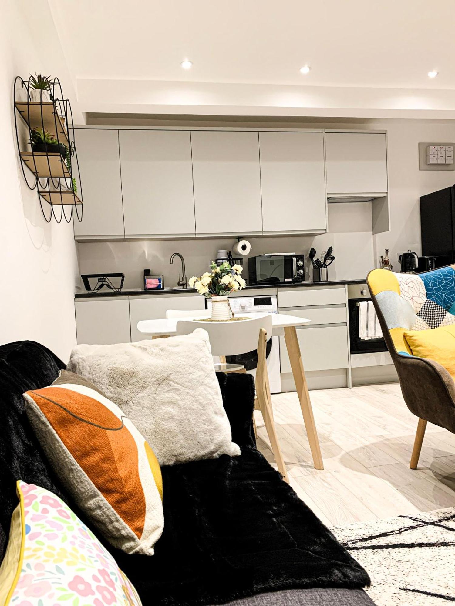 Luxury House With 2 Bedrooms Free Driveway Parking Close To Central Wembley Stadium And Shopping Malls Apartment