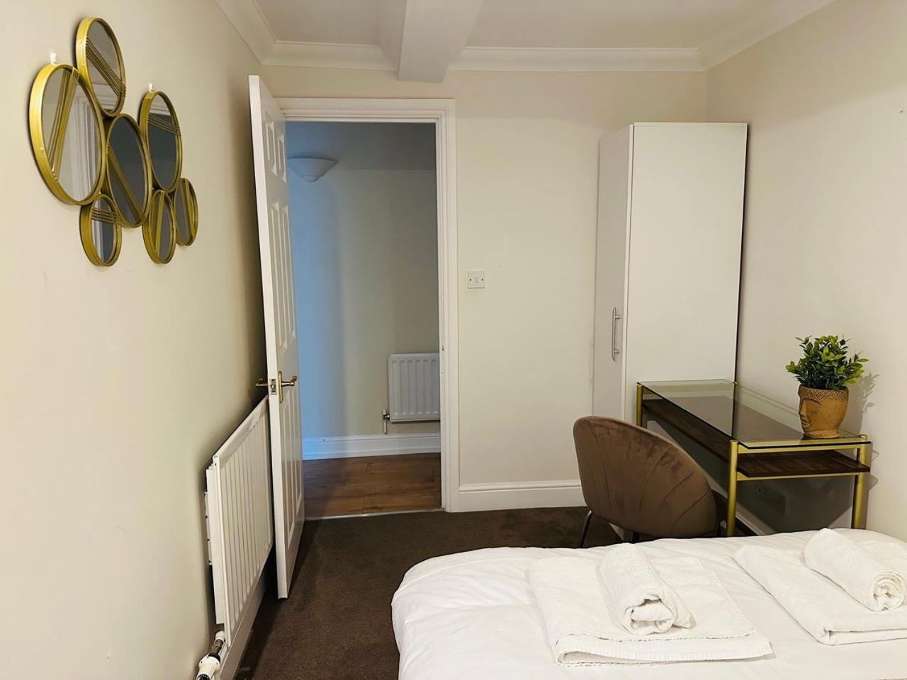 Wimbledon Elegance: 2-bedroom Retreat *
