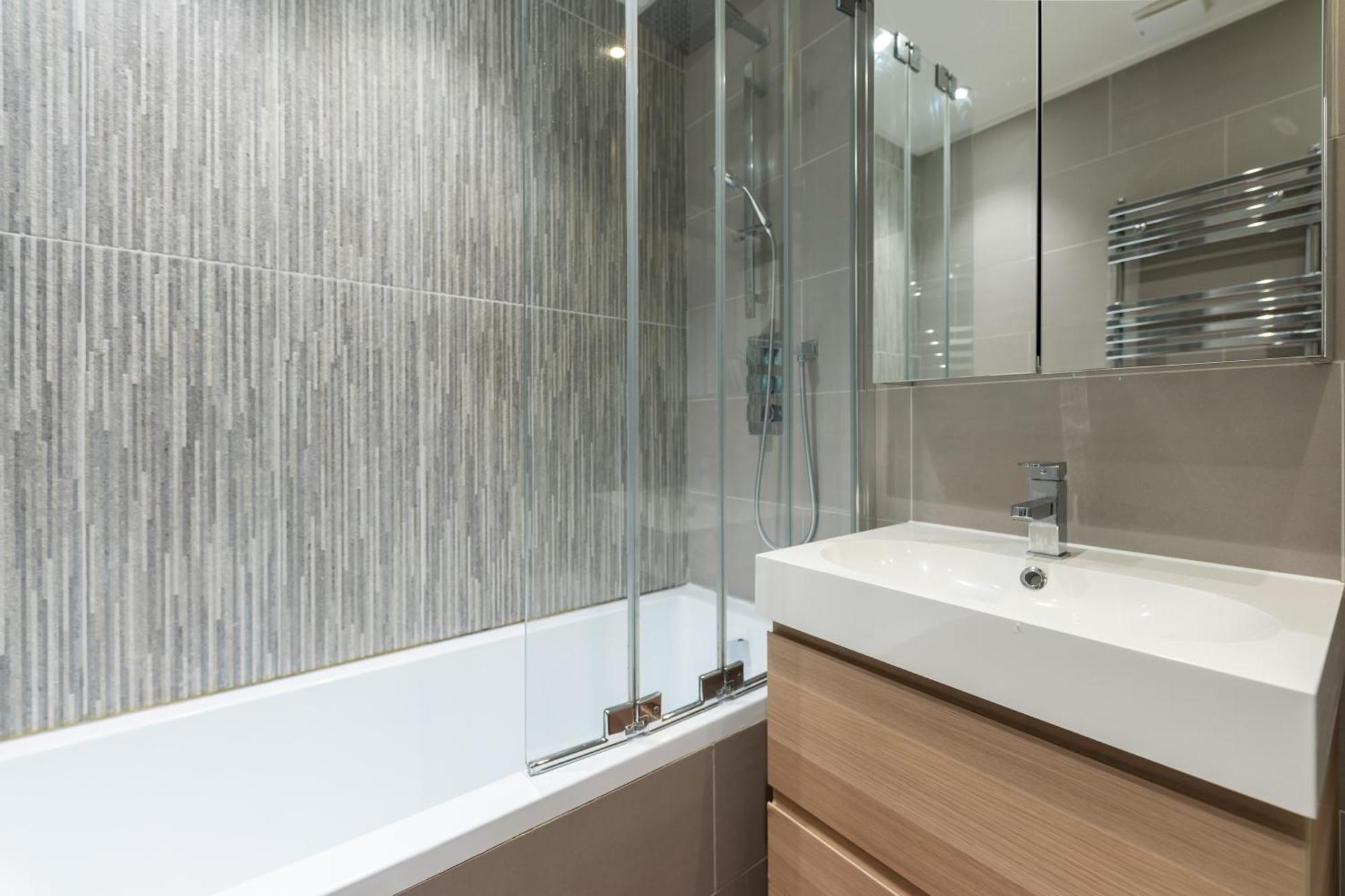 Special Offer! Bright & - Up To 4 Apartment London