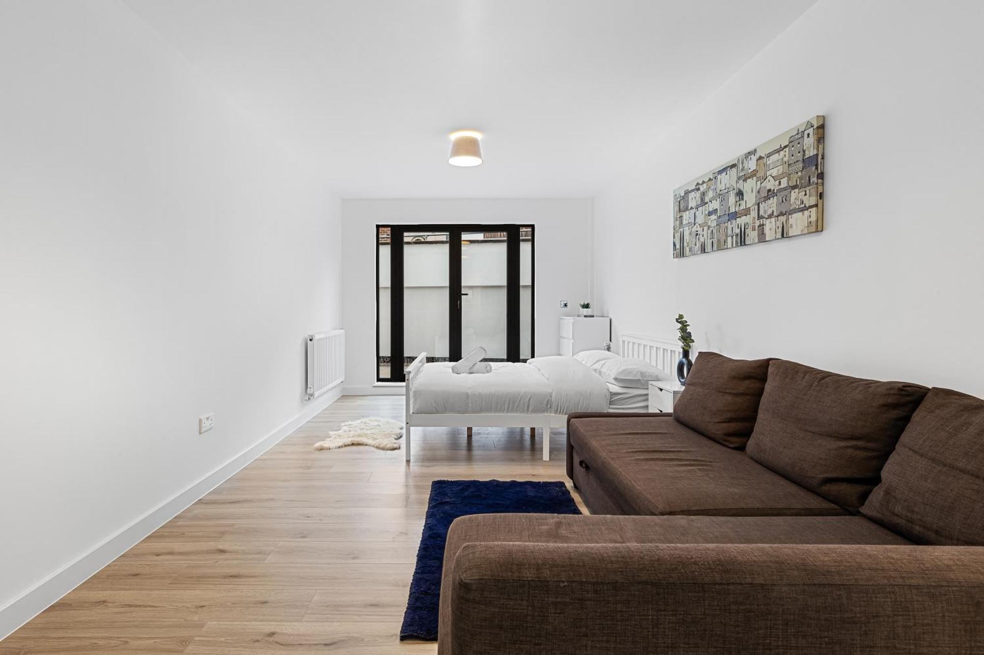 Three Bedroom In Heart Of Mr4 London