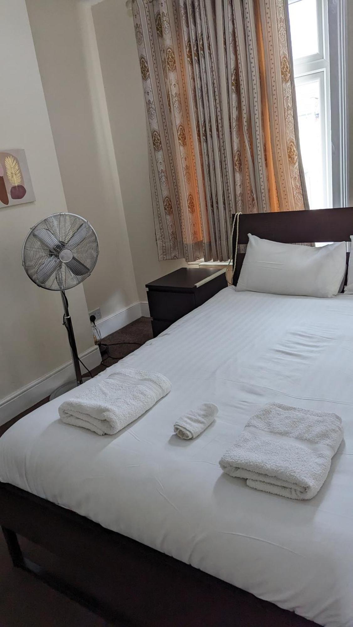 Casa de férias 3 Bedroom House,4beds, 2 Baths Ilford ,12 Mins To Stratford Londres