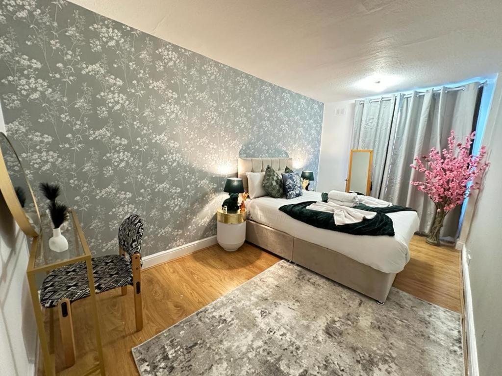 Hyde Park Three Bedroom Apartment