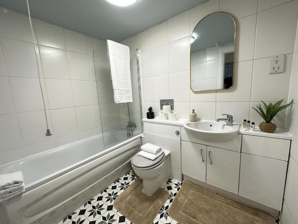 Hyde Park Three Bedroom Apartment *