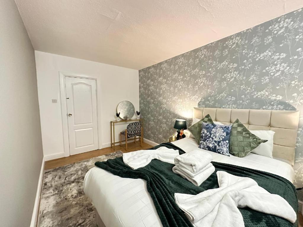 Hyde Park Three Bedroom Apartment