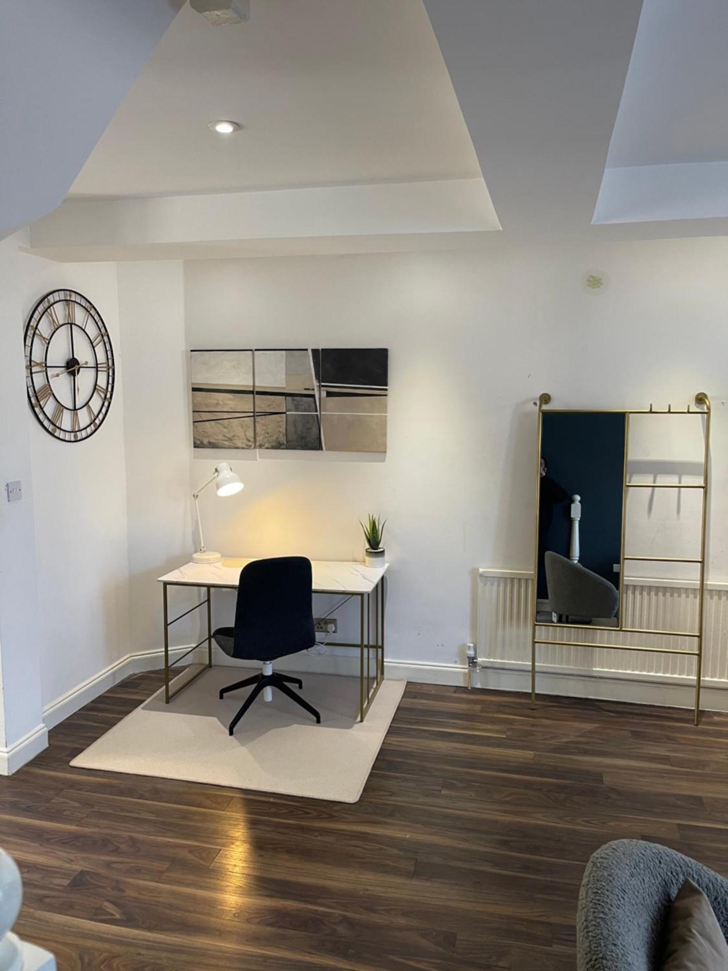 Spacious 2 Bedroom With Garden And Driveway Near Wimbledon Apartment