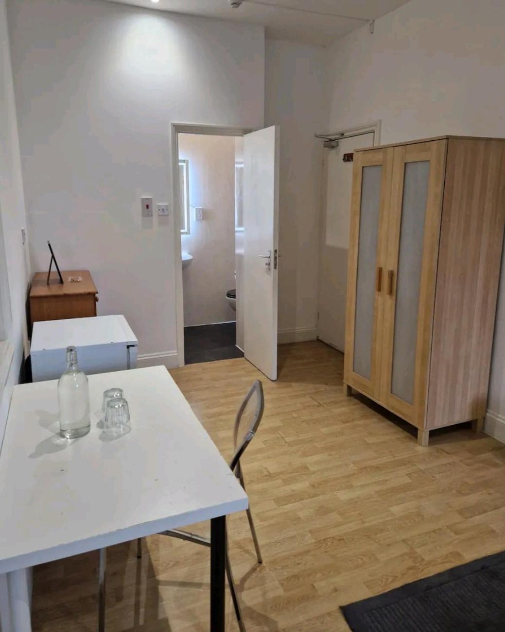 Affordable In Shared Flat, Bridge Privatunterkunft